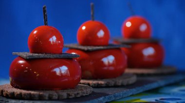 Bisküvi ve çikolata ile üç kırmızı pasta. Arka plan koyu mavi kırmızı lezzetli kek