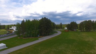 Bulutlar üzerinde mavi gökyüzü ve Orman Gölü Golf club, hava ile güneş Golf arabası