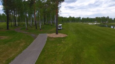 Öğleden sonra kopya alanı ile golf sahası Golf arabasında Aeriel görünümü. Elit golf club