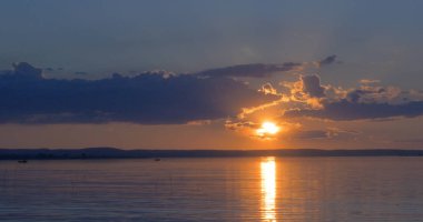 Gün batımı göl üzerinde. bulutlar. Su. Gökyüzünde San.