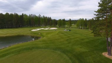 Club yaz tatil sırasında hava sahası üzerinde ile golfçüler Golf isabet vurdu