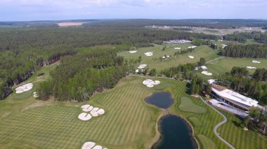 Bulutlar üzerinde mavi gökyüzü ve Orman Gölü Golf club, hava ile güneş Golf arabası