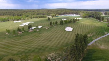 Üstten Görünüm yeşil golf sahası açık yeşil çim alan. Uçak uçan üzerinden havadan görünümü