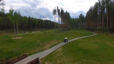 Öğleden sonra kopya alanı ile golf sahası Golf arabasında Aeriel görünümü. Elit golf club