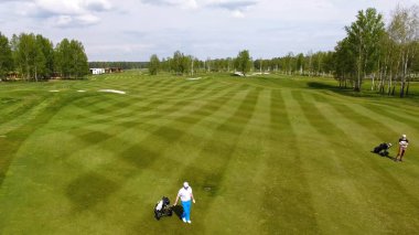 Havadan görünümü Golf Sahası. Golf golf çantası ve tramvay ile rotasında fairway yürüyüş