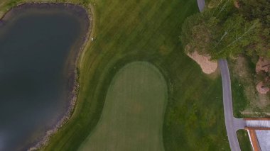 Üstten Görünüm yeşil golf sahası açık yeşil çim alan. Uçak uçan üzerinden havadan görünümü