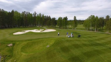 Club yaz tatil sırasında hava sahası üzerinde ile golfçüler Golf isabet vurdu