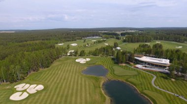 Bulutlar üzerinde mavi gökyüzü ve Orman Gölü Golf club, hava ile güneş Golf arabası