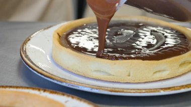 Çikolata lezzetli parçasının üzerine dökülen taze pişmiş kek