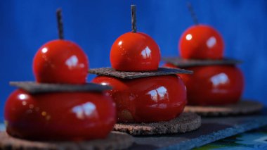 Bisküvi ve çikolata ile üç kırmızı pasta. Arka plan koyu mavi kırmızı lezzetli kek