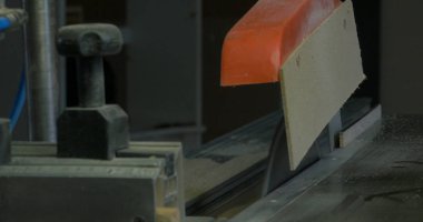 Talaş ile ahşap masa üstünde alet marangoz. Marangoz işyeri. İş daire testere