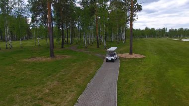 Öğleden sonra kopya alanı ile golf sahası Golf arabasında Aeriel görünümü. Elit golf club.