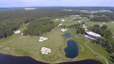 Bulutlar üzerinde mavi gökyüzü ve Orman Gölü Golf club, hava ile güneş Golf arabası