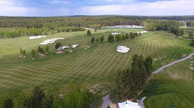 Üstten Görünüm yeşil golf sahası açık yeşil çim alan. Uçak uçan üzerinden havadan görünümü