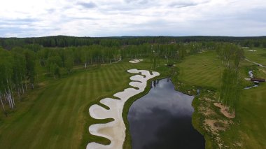 Havadan görünümü Golf Sahası, gölet ve Golf sahasının Yeşil çimenler. Güzel golf sahasında kum bunkerleri