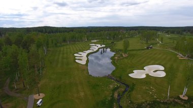 Havadan görünümü Golf Sahası, gölet ve Golf sahasının Yeşil çimenler. Güzel golf sahasında kum bunkerleri