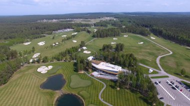 Bulutlar üzerinde mavi gökyüzü ve Orman Gölü Golf club, hava ile güneş Golf arabası