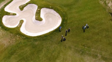 Havadan görünümü üzerinde yeşil koyarak oynamaya golfçüler. Yeşil bir golf profesyonel oyuncular.