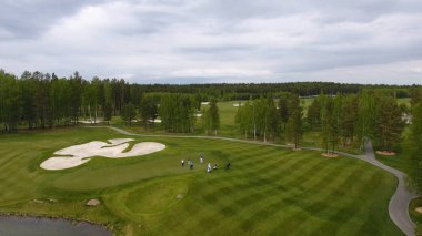 Club yaz tatil sırasında hava sahası üzerinde ile golfçüler Golf isabet vurdu