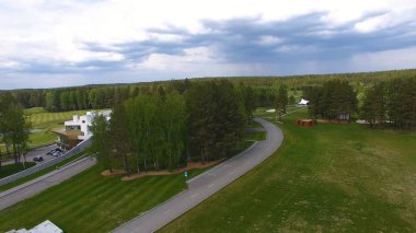 Bulutlar üzerinde mavi gökyüzü ve Orman Gölü Golf club, hava ile güneş Golf arabası