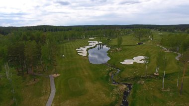 Havadan görünümü Golf Sahası, gölet ve Golf sahasının Yeşil çimenler. Güzel golf sahasında kum bunkerleri