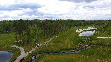 Öğleden sonra kopya alanı ile golf sahası Golf arabasında Aeriel görünümü. Elit golf club.