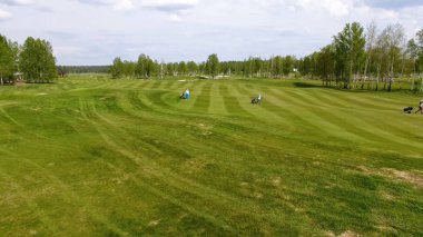 Havadan görünümü Golf Sahası. Golf golf çantası ve tramvay ile rotasında fairway yürüyüş