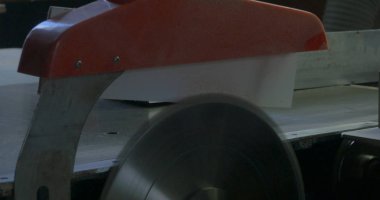 Ahşap testere iş. Daire testere. Ahşap, parçacık yönetim kurulu ve Sunta testere bir makine. Mobilya sanayi üretim