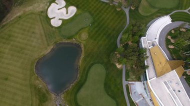 Üstten Görünüm yeşil golf sahası açık yeşil çim alan. Uçak uçan üzerinden havadan görünümü