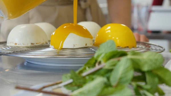 Marmellata di frutta fresca versando su un pezzo di deliziose torte appena sfornate — Foto Stock