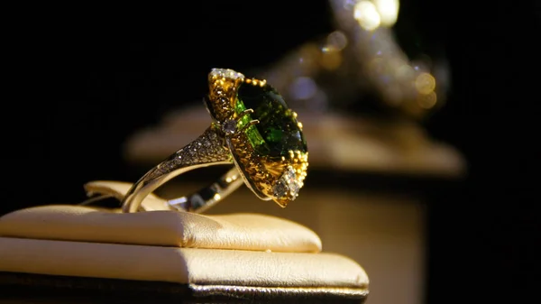 Perhiasan dengan zamrud dan berlian. Gemstone. Cincin emas dengan zamrud — Stok Foto