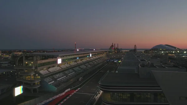 Luchtfoto Olimpic dorp, Sochi, Rusland. Het Olympisch dorp in Sotsji 's nachts. Geweldig perspectief van fantastische Bogatyr hotel het Formule 1 circuit, het stadion fischt, gebouw verlichting door verschillende — Stockfoto