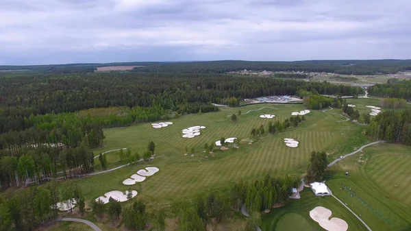 Bulutlar üzerinde mavi gökyüzü ve Orman Gölü Golf club, hava ile güneş Golf arabası