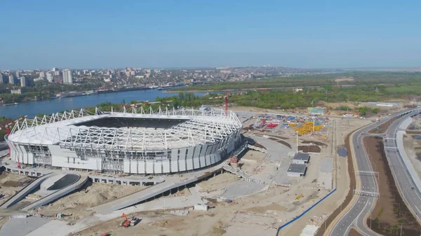 Vue aérienne sur la construction et la reconstruction du stade de football. Reconstruction du stade pour accueillir les matchs du championnat du monde de football en 2018. La Russie. Une entreprise de construction construit un stade — Photo