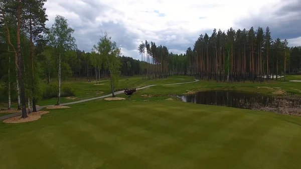 Öğleden sonra kopya alanı ile golf sahası Golf arabasında Aeriel görünümü. Elit golf club