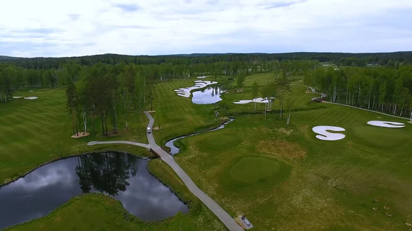 Havadan görünümü Golf Sahası, gölet ve Golf sahasının Yeşil çimenler. Güzel golf sahasında kum bunkerleri