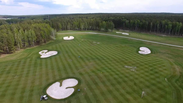Üstten Görünüm yeşil golf sahası açık yeşil çim alan. Uçak uçan üzerinden havadan görünümü