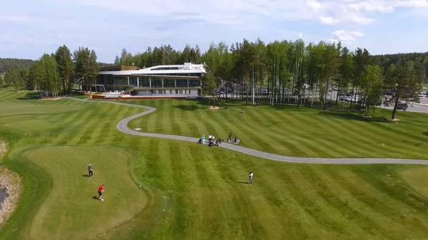 Bulutlar üzerinde mavi gökyüzü ve Orman Gölü Golf club, hava ile güneş Golf arabası