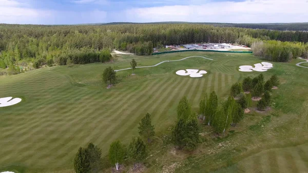 Üstten Görünüm yeşil golf sahası açık yeşil çim alan. Uçak uçan üzerinden havadan görünümü