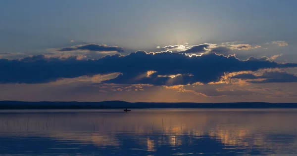Захід сонця над озером. хмари. Вода. Сан в небі . — стокове фото