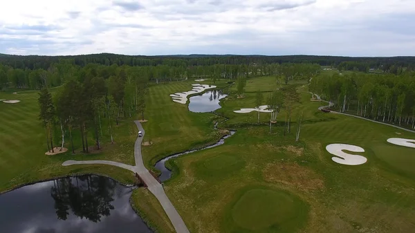 Havadan görünümü Golf Sahası, gölet ve Golf sahasının Yeşil çimenler. Güzel golf sahasında kum bunkerleri