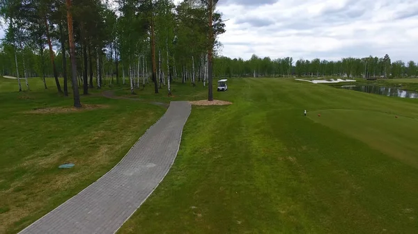 Öğleden sonra kopya alanı ile golf sahası Golf arabasında Aeriel görünümü. Elit golf club