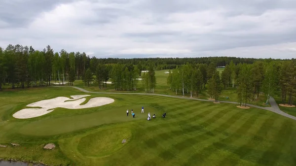 Club yaz tatil sırasında hava sahası üzerinde ile golfçüler Golf isabet vurdu