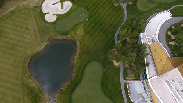 Bovenaanzicht groene golfbaan buiten groen grasveld. Luchtfoto van drone vliegen — Stockfoto