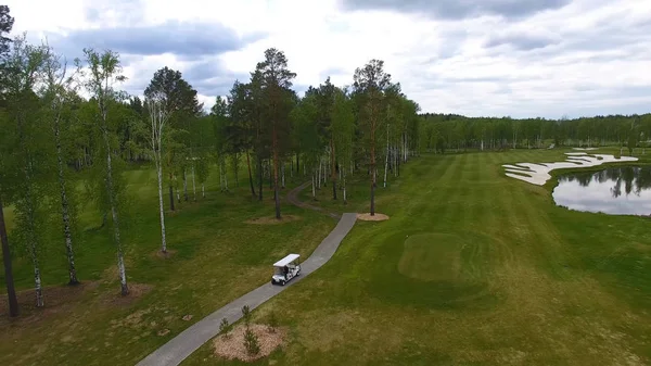 Öğleden sonra kopya alanı ile golf sahası Golf arabasında Aeriel görünümü. Elit golf club.