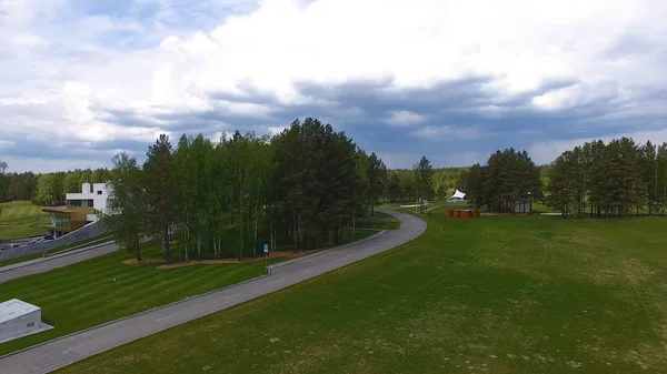 Bulutlar üzerinde mavi gökyüzü ve Orman Gölü Golf club, hava ile güneş Golf arabası