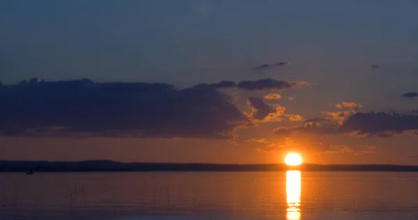 Puesta de sol sobre el lago. nubes. Agua. San en el cielo . —  Fotos de Stock