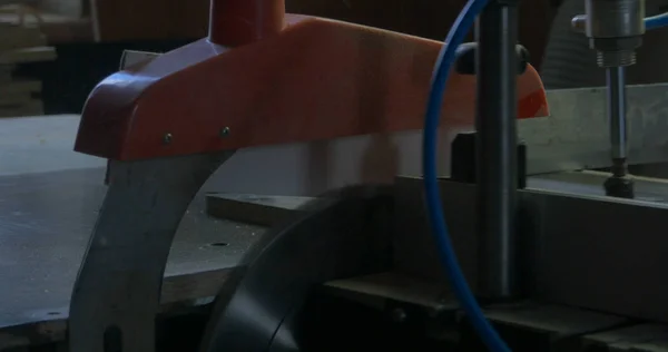 Lavora segando la legna. Sega circolare. Una macchina che sega legno, pannelli truciolari e pannelli di fibre. Produzione industriale di mobili — Foto Stock