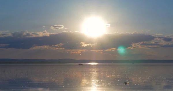 Puesta de sol sobre el lago. nubes. Agua. San en el cielo . —  Fotos de Stock