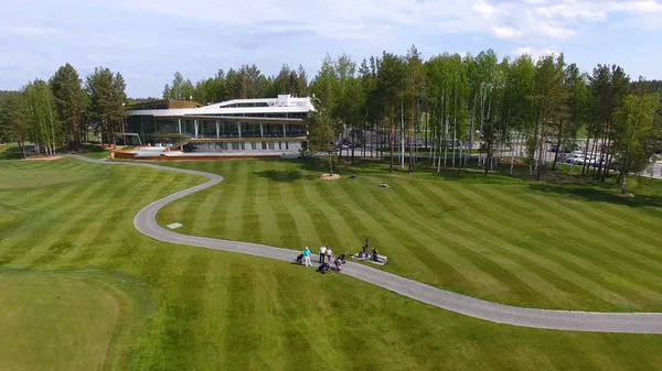 Bulutlar üzerinde mavi gökyüzü ve Orman Gölü Golf club, hava ile güneş Golf arabası